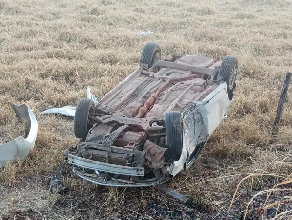 Com o acidente, o carro ficou com as rodas para cima e parcialmente destru&iacute;das &ndash; Foto: Reprodu&ccedil;&atilde;o / Combinado Not&iacute;cias
