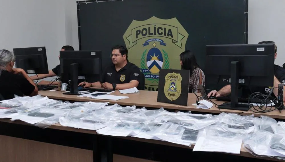 Na Opera&ccedil;&atilde;o Mobile, celulares recuperados s&atilde;o organizados para restitui&ccedil;&atilde;o aos leg&iacute;timos propriet&aacute;rios ap&oacute;s atua&ccedil;&atilde;o das for&ccedil;as de seguran&ccedil;a (Cr&eacute;dito foto: Luiz de Castro/Governo do Tocantins)