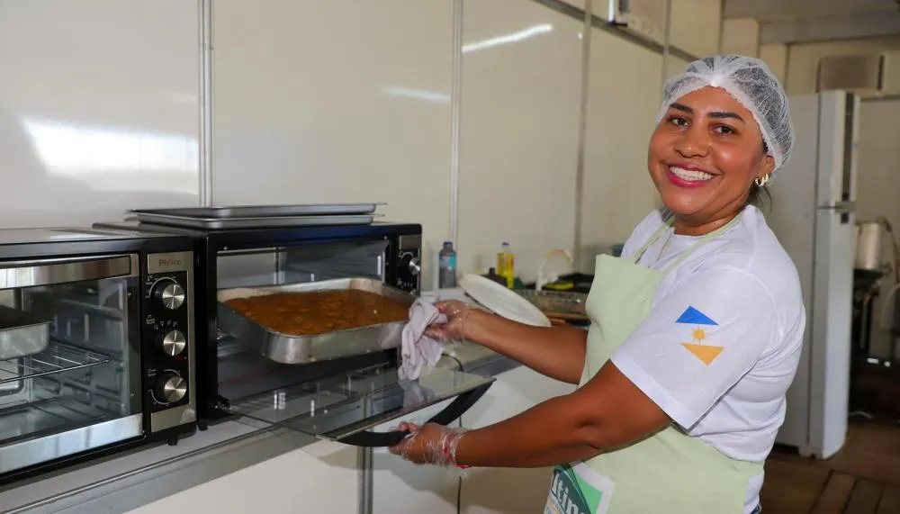 Extensionista rural Fernanda Soares mostrou receitas produzidas com aproveitamento integral da banana, incluindo bolo de casca da fruta e barras de cereal - Foto: Adilvan Nogueira/Governo do Tocantins 