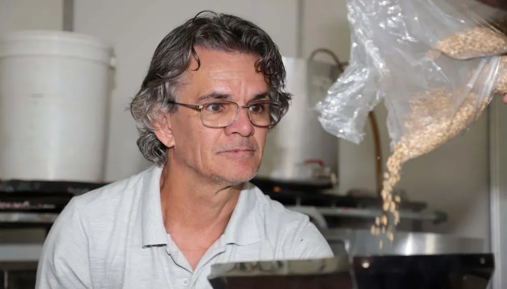 T&eacute;cnico em extens&atilde;o rural Jo&atilde;o Roque Frederico apresentou alternativas de gera&ccedil;&atilde;o de renda para pequenos produtores, por meio da produ&ccedil;&atilde;o de cerveja artesanal - Foto: Adilvan Nogueira/Governo do Tocantins 