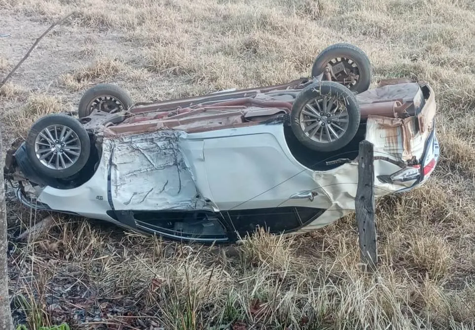 Motorista embriagado capota carro após fuga e manobras perigosas na TO-110 e acaba preso pela Polícia Militar