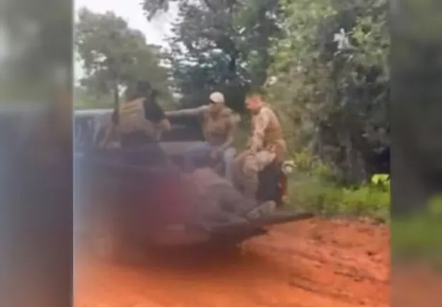 Imagem mostra policiais transportando corpos após operação que terminou com quatro mortos no Tocantins